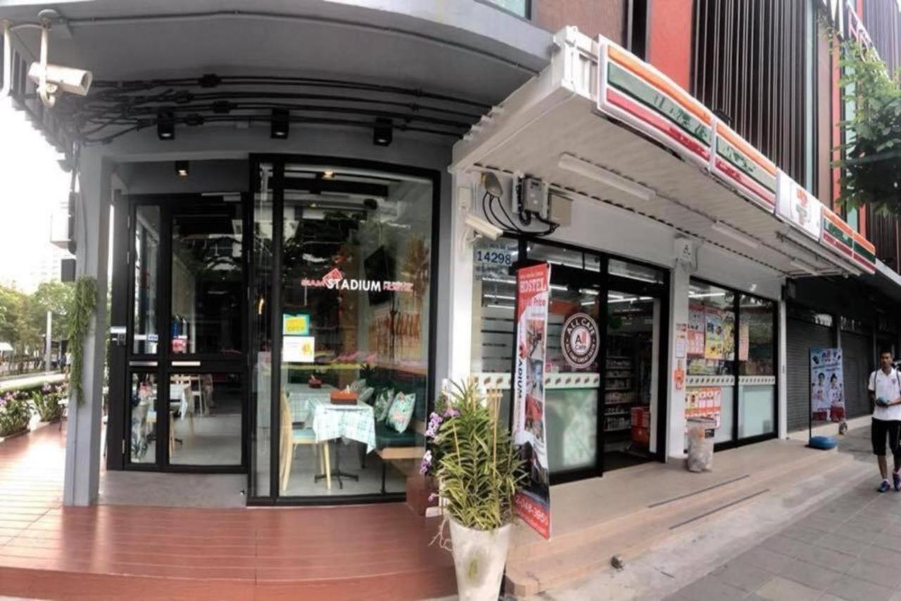 Siam Stadium Hostel Bangkok Kültér fotó