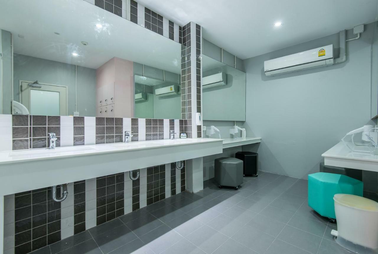 Siam Stadium Hostel Bangkok Kültér fotó